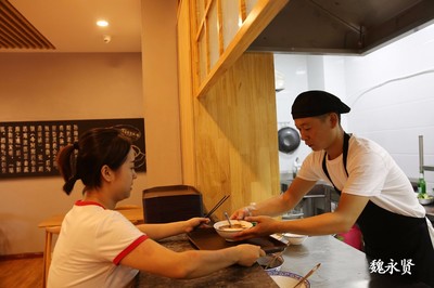 90后小夫妻高新區開中式快餐店，服務白領生意紅火